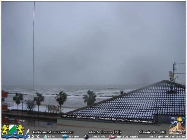 neve-sulla-costa-pescarese,-adesso