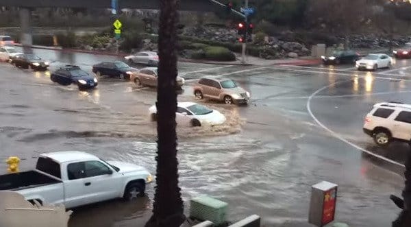 san-diego,-california.-piogge-record,-lamborghini-affonda-in-pozza-d’acqua