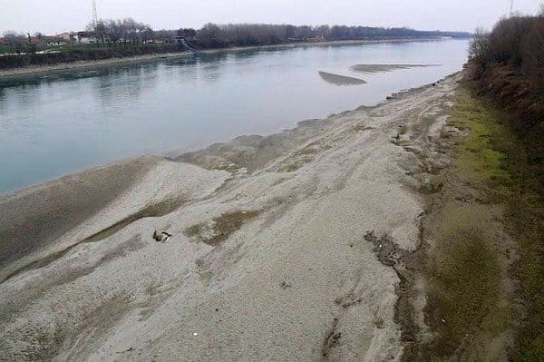 siccita-invernale:-fiume-po-in-secca-come-in-estate,-lingue-di-sabbia-e-pietre